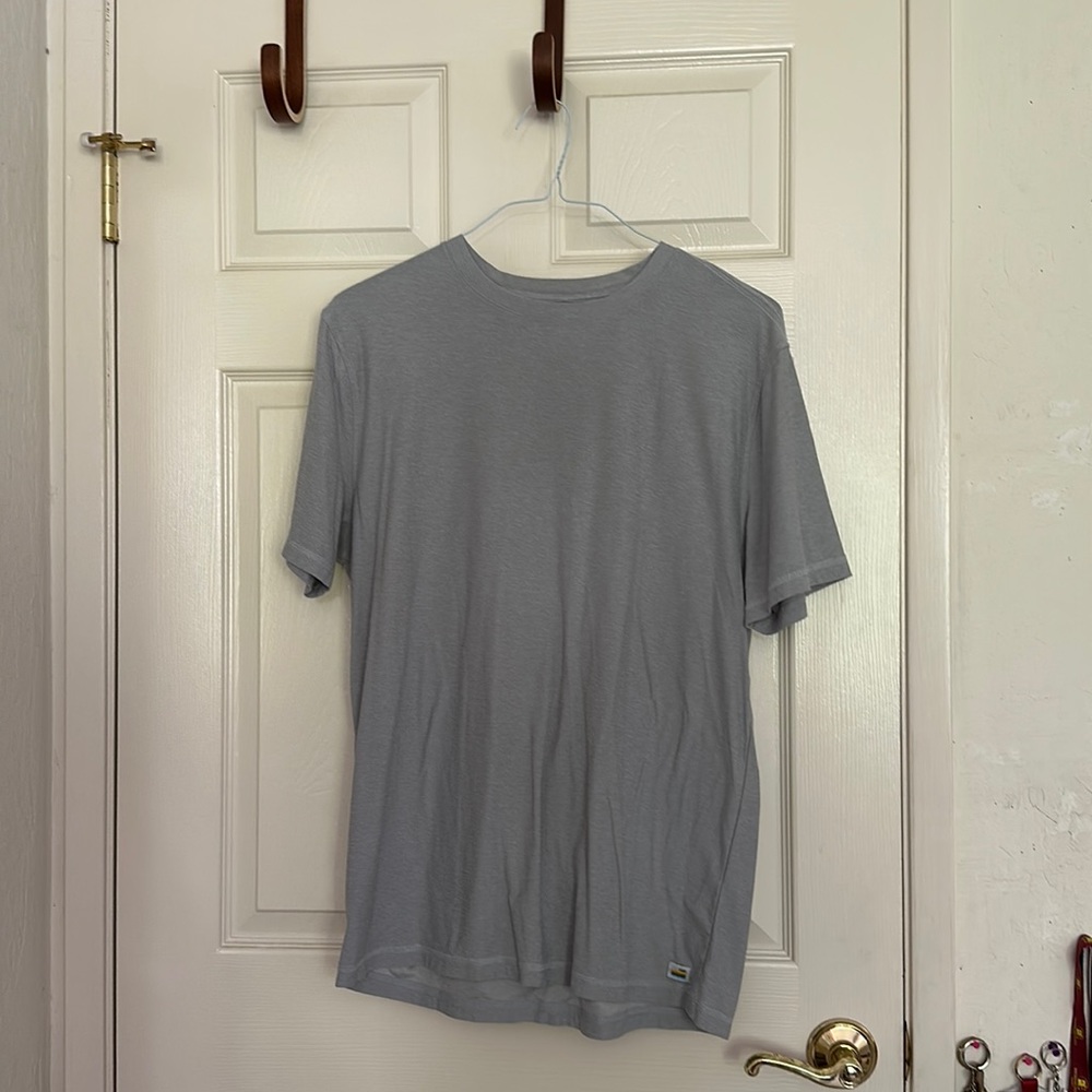 Men’s Large Vuori T Shirt